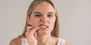 A woman’s gums that are red